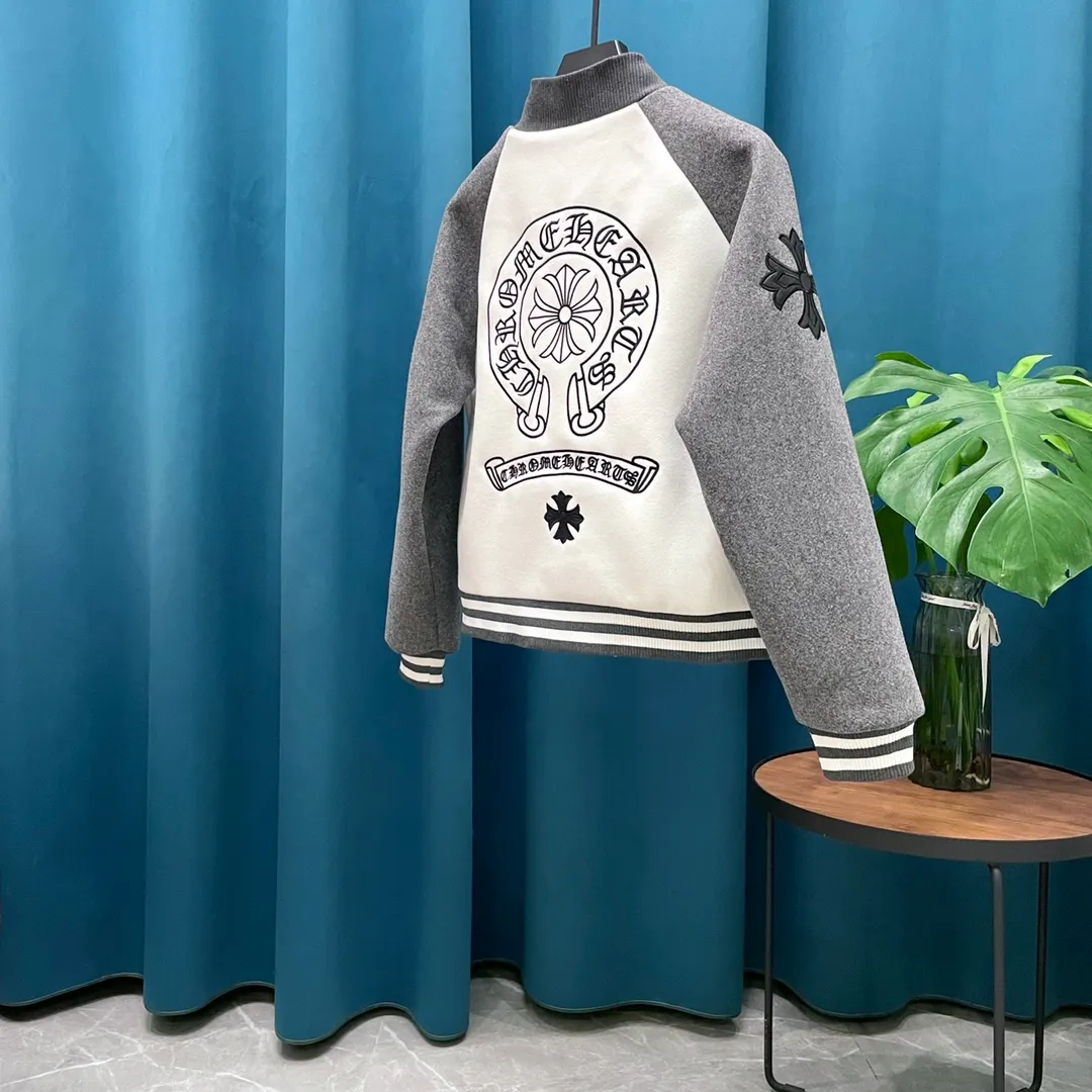 🅿️410 CH➡️Cro Xin 2024ss runway style baseball jacket. I ordered the original model and it took a month to finally ship. I love it so much. The upper body is really cool. A Douyin blogger said that this year's new jacket will become a future trend. If you look through street photos, you will find that celebrities regard it as a collectible jacket, a must-have item for men and women who want light luxury for commuting. Developing the highest version on the entire network, it took 1 month to customize and the cost was extremely high. The German imported flat-machine made custom-woven wool jacquard threads, using the first layer of imported lambskin. The pleated texture is unparalleled. It is hand-cut and meticulously crafted. The stitching position is very technical. Whether the whole garment is good or not depends on this position. Top-notch workmanship and details can stand the test. A full set of customized accessories, the letters are clear and perfectly restored without any difference. High-end atmosphere and full grade! The entire dress is exclusively customized with heavy craftsmanship. The towel patch embroidery is perfectly combined with craft embroidery and precise stitching! Absolute craftsmanship quality!